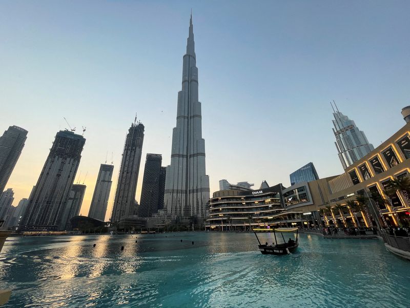 &copy; Reuters. FILE PHOTO: General view of the Burj Khalifa and the downtown skyline in Dubai, United Arab Emirates, September 30, 2021. REUTERS/Mohammed Salem