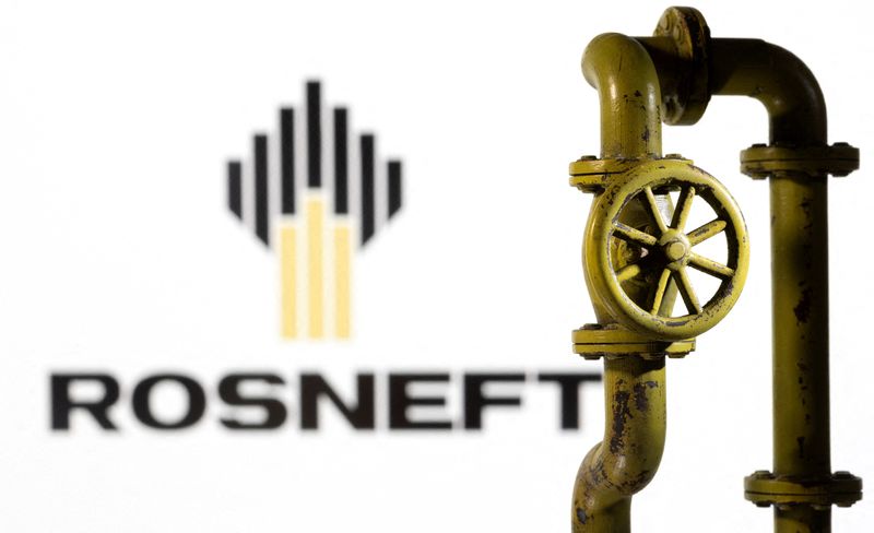 &copy; Reuters. FILE PHOTO: A 3D printed natural gas pipeline is placed in front of displayed Rosneft logo in this illustration taken February 8, 2022. REUTERS/Dado Ruvic/Illustration/