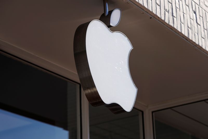 &copy; Reuters. FILE PHOTO: Logo of an Apple store is seen as Apple Inc. reports fourth quarter earnings in Washington, U.S., January 27, 2022.      REUTERS/Joshua Roberts