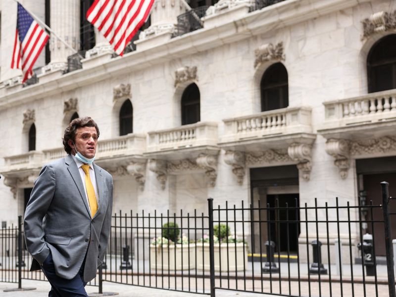 &copy; Reuters. FOTO DE ARCHIVO-Un hombre camina por Wall Street a las puertas de la Bolsa de Nueva York (NYSE) en la ciudad de Nueva York, en Nueva York, Estados Unidos.