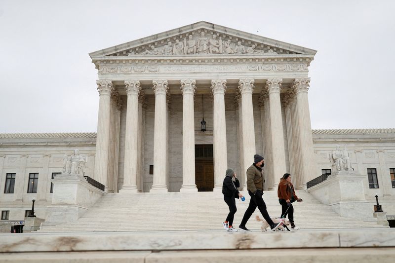 © Reuters. FILE PHOTO: Visitors walk their dogs across the Supreme Court Plaza during a storm on Capitol Hill in Washington, U.S., February 22, 2022. REUTERS/Tom Brenner/File Photo
