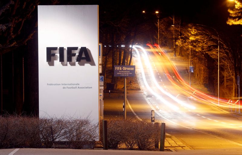 &copy; Reuters. El logo de la FIFA cerca de la sede del organismo en Zúrich, Suiza. Febrero 27, 2022. REUTERS/Arnd Wiegmann