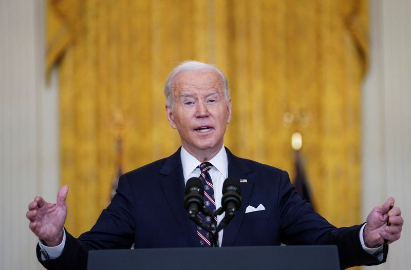 &copy; Reuters. FILE PHOTO: U.S. President Joe Biden provides an update on Russia and Ukraine during remarks in the East Room of the White House in Washington, U.S., February 22, 2022. REUTERS/Kevin Lamarque