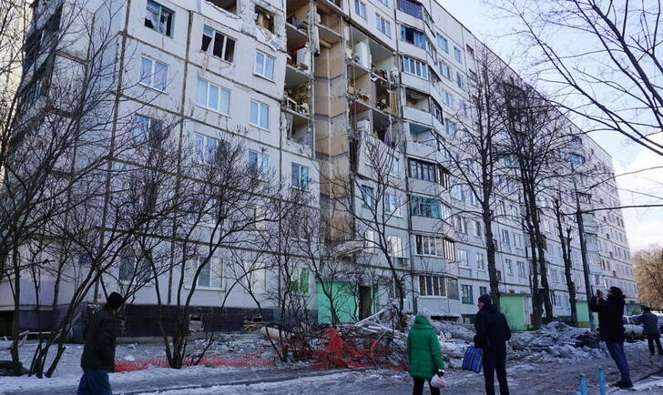 &copy; Reuters. Foto del domingo de un edificio residencial alcanzado por cohetes en Járkov. 
Feb 27, 2022. REUTERS/Vitaliy Gnidyi