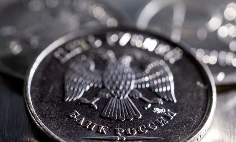 © Reuters. Monedas rusas pueden verse en esta ilustración,24 de febrero del 2022. REUTERS/Dado Ruvic/Illustration