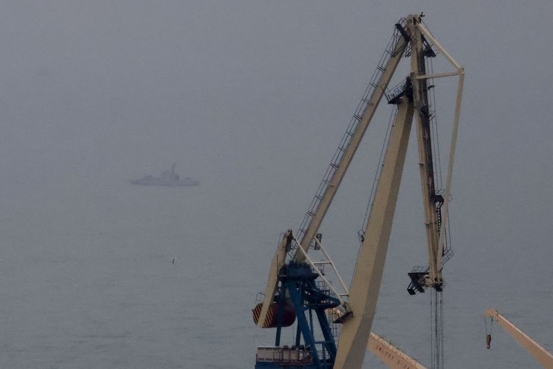 &copy; Reuters. FILE PHOTO: Ukrainian naval vessel is seen patrolling the port of Mariupol after Russian President Vladimir Putin authorized a military operation in eastern Ukraine, in Mariupol, February 24, 2022. REUTERS/Carlos Barria