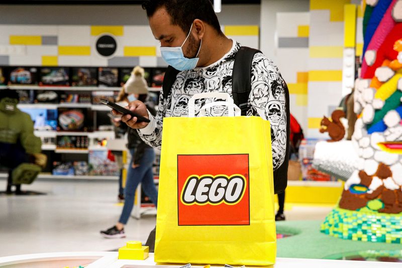 &copy; Reuters. FILE PHOTO: A customer uses his phone while shopping in the 5th Avenue Lego store in New York City, U.S., September 28, 2021.  REUTERS/Brendan McDermid