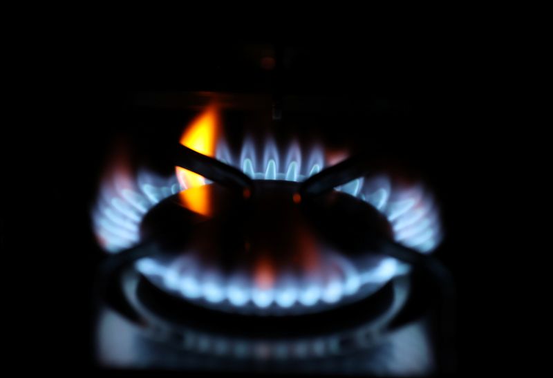 &copy; Reuters. Flames come out of a domestic gas ring of an oven in Durham, Britain, September 23, 2021. REUTERS/Lee Smith