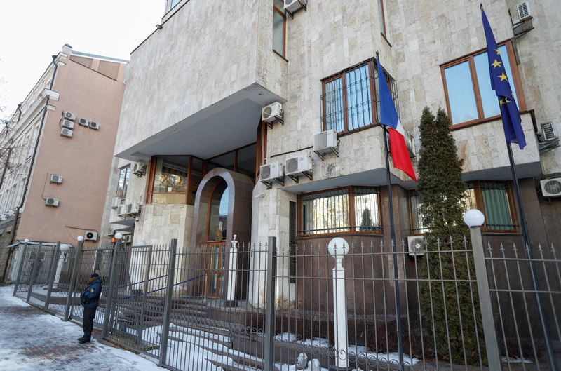 &copy; Reuters. L'ambassade de France en Ukraine est en voie d'être transférée de Kiev à Lviv, dans l'ouest du pays, a annoncé lundi le ministre français des Affaires étrangères Jean-Yves Le Drian sur BFM TV. /Photo prise le 13 février 2022/REUTERS/Valentyn Ogir