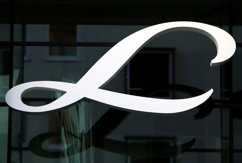 &copy; Reuters. FILE PHOTO: Linde Group logo is seen at its headquarters in Munich, Germany August 15, 2016. Picture taken on August 15, 2016. REUTERS/Michaela Rehle