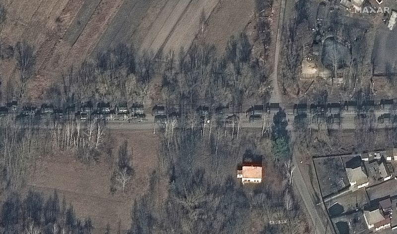 &copy; Reuters. IMAGEN DE ARCHIVO. Una imagen satelital muestra fuerzas terrestres rusas aproximándose a Ivankiv, Ucrania, Febrero 27, 2022. Satellite image ©2022 Maxar Technologies/Distribuida vía REUTERS