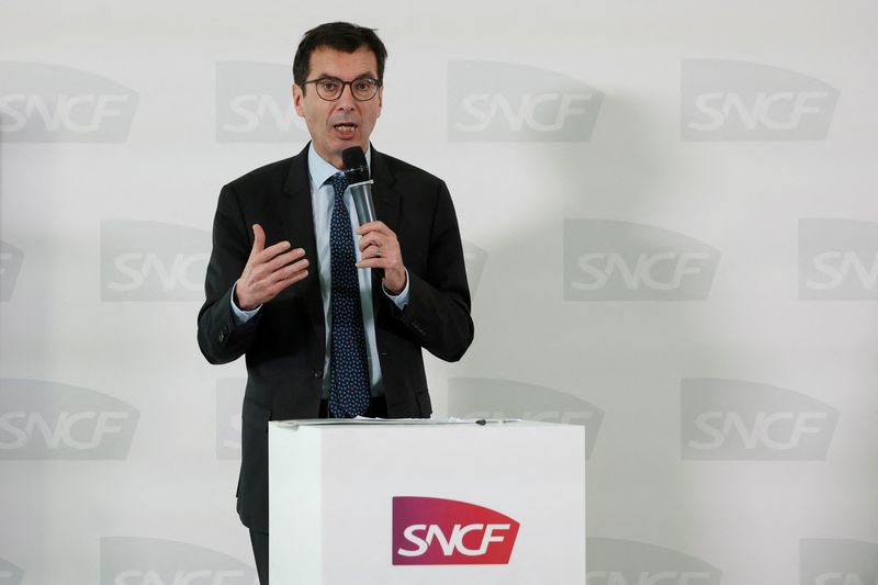 &copy; Reuters. La SNCF va permettre aux réfugiés ukrainiens de circuler gratuitement en France, a annoncé lundi le PDG du groupe Jean-Pierre Farandou (photo) sur Twitter. /Photo prise le 24 février 2022/REUTERS/Benoit Tessier
