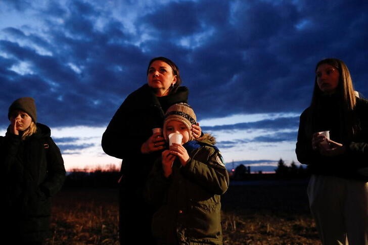 &copy; Reuters. Foto del lunes de gente huyendo de Ucrania en la localidad húngara de Tiszabecs
Feb 28, 2022. REUTERS/Bernadett Szabo