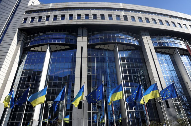 © Reuters. اعلام الاتحاد الاوروبي وأوكرانيا ترفرف خارج مبنى البرلمان الأوروبي في بروكسل يوم الاثنين. تصوير:ايف هيرمان-رويترز.