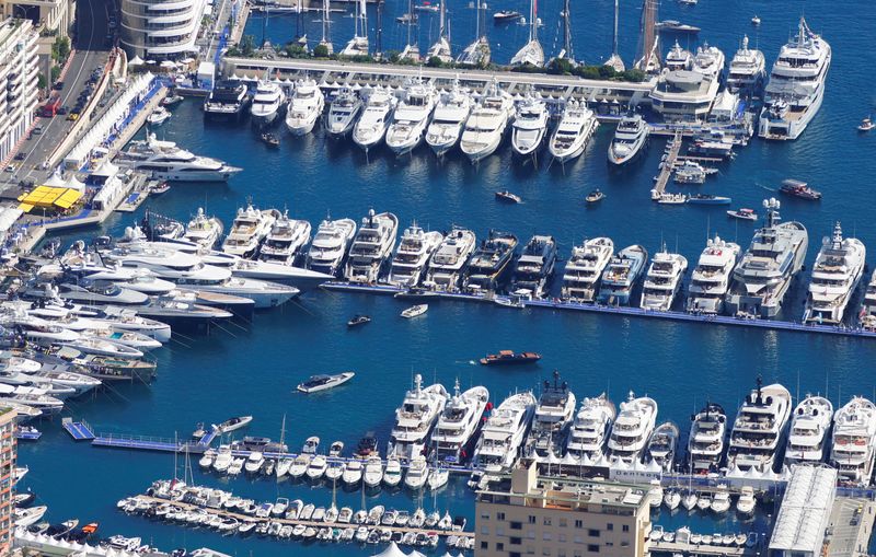 &copy; Reuters. FILE PHOTO: Luxury boats are seen during the Monaco Yacht Show, one of the most prestigious pleasure boat shows in the world, highlighting hundreds of yachts for the luxury yachting industry in port of Monaco, September 22, 2021. REUTERS/Eric Gaillard/Fil