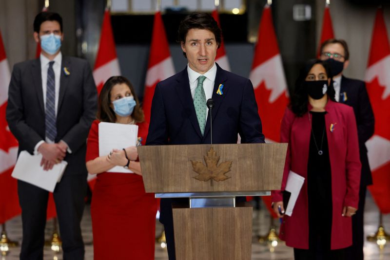 &copy; Reuters.   ２月２８日、カナダのトルドー首相（写真）は、ウクライナに対戦車兵器などを供与すると同時に、ロシア産原油の輸入を禁止すると発表した。オタワで撮影（２０２２年　ロイター/Blair 