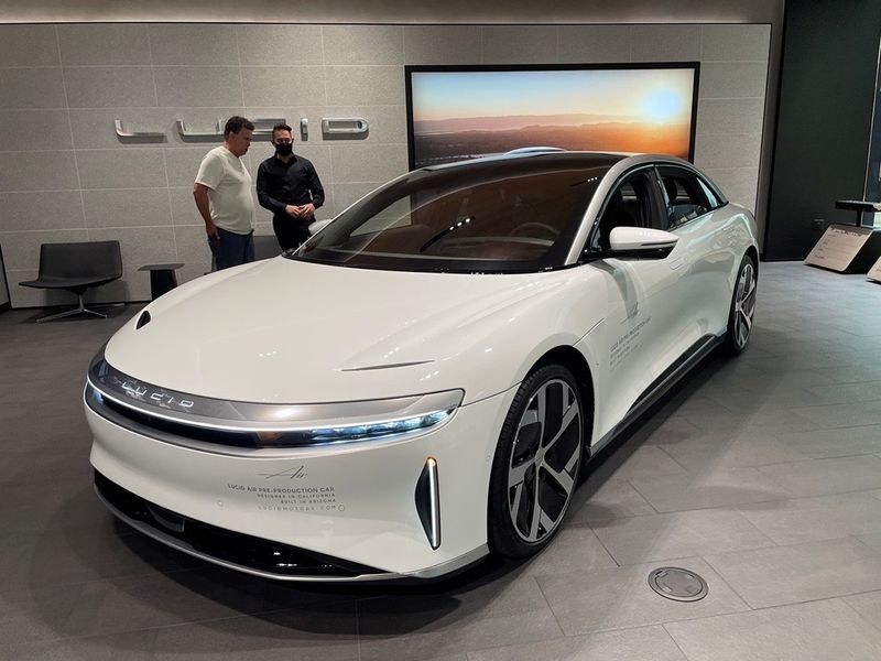 &copy; Reuters. A Lucid Air electric vehicle is displayed at a shopping mall in Scottsdale, Arizona, U.S., September 27, 2021. Picture taken September 27, 2021.  REUTERS/Hyunjoo Jin