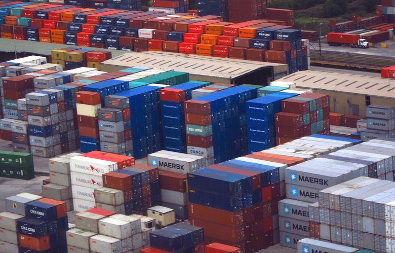 &copy; Reuters. Shipping containers are loaded onto trucks at a storage facility located near Sydney Airport, Australia, October 13, 2016. REUTERS/David Gray/Files