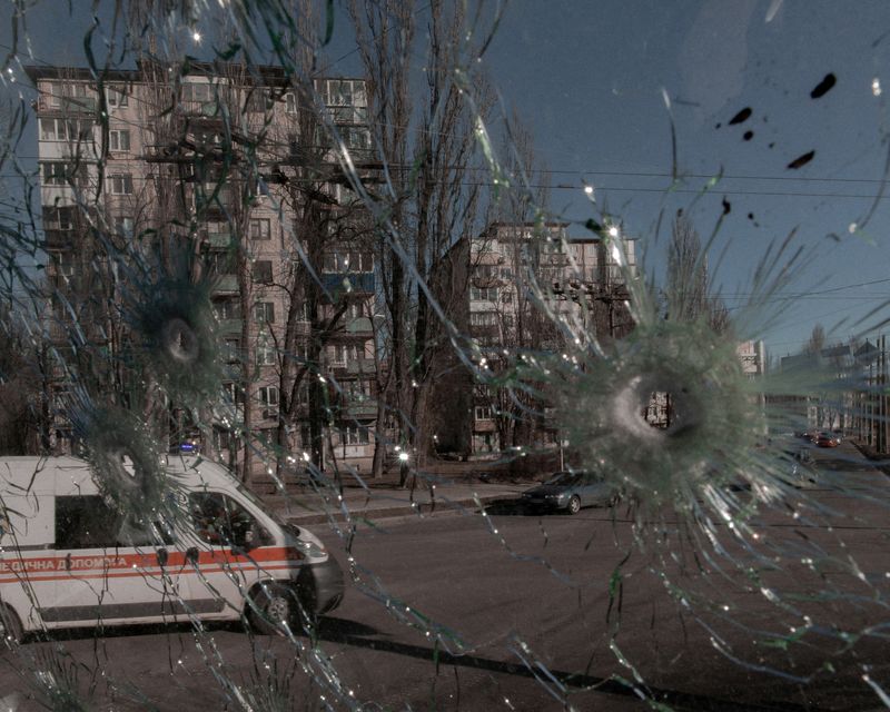 &copy; Reuters. FILE PHOTO: An ambulance is seen through the damaged window of a vehicle hit by bullets, as Russia's invasion of Ukraine continues, in Kyiv, Ukraine February 28, 2022. Jedrzej Nowicki/Agencja Wyborcza.pl via REUTERS