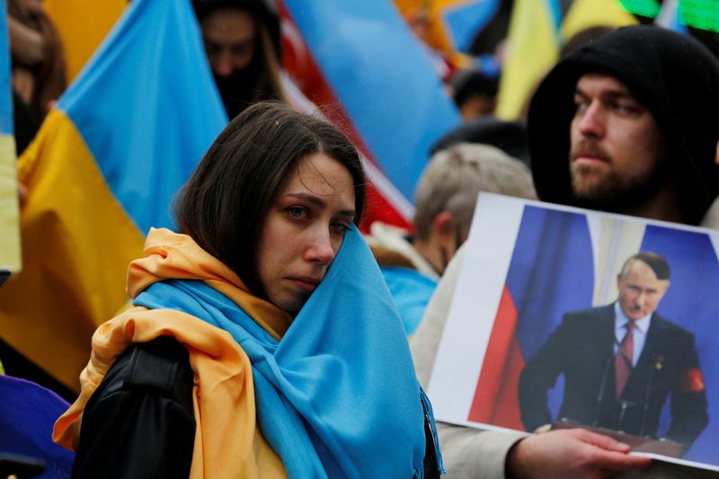 &copy; Reuters. FILE PHOTO: A woman reacts as she takes part in an anti-war protest, following Russia's invasion of Ukraine, in Istanbul, Turkey February 28, 2022. REUTERS/Dilara Senkaya/File Photo