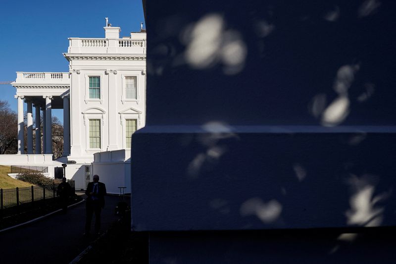 &copy; Reuters. 　２月２８日、米ホワイトハウスは連邦政府機関に対し、建物内でのマスク着用義務の撤廃を許可する方針を示した。写真は首都ワシントンにあるホワイトハウス。２月２１日撮影（２０２