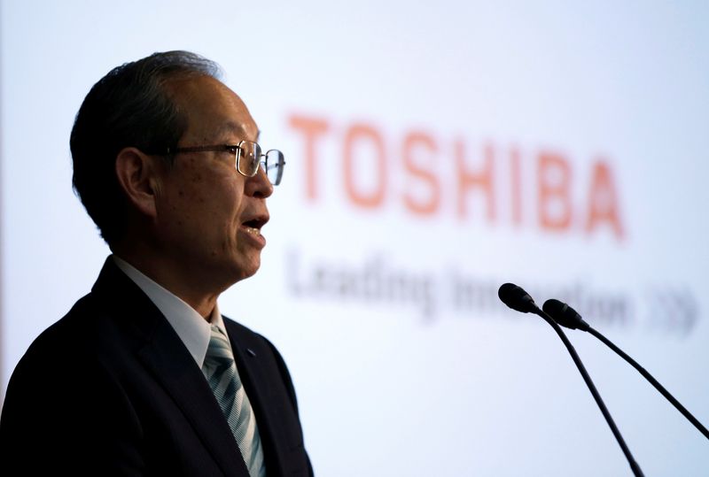 &copy; Reuters. Toshiba a annoncé mardi la démission de son directeur général, Satoshi Tsunakawa, un départ soudain qui intervient, selon des sources, à la suite de l'opposition exprimée en interne au projet de restructuration du conglomérat en plusieurs sociét