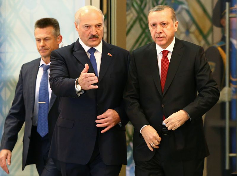 &copy; Reuters. Il presidente bielorusso Alexander Lukashenko e il presidente turco Tayyip Erdogan durante il loro incontro al Palazzo dell'Indipendenza a Minsk, Bielorussia, 11 novembre 2016. REUTERS/Vasily Fedosenko
