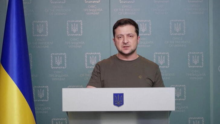 &copy; Reuters. Ukrainian President Volodymyr Zelenskiy speaks during a video address where he urges the West to consider imposing a no-fly zone for Russian missiles, planes and helicopters, amid Russia's invasion of Ukraine, in Kyiv, Ukraine, February 28, 2022 in this s