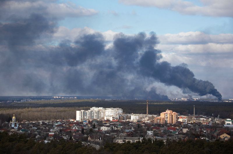 &copy; Reuters. FOTO DE ARCHIVO: Humo que se eleva después de un bombardeo en las afueras, fotografiado desde Kiev, Ucrania el 27 de febrero de 2022. REUTERS/Mykhailo Markiv/File Photo