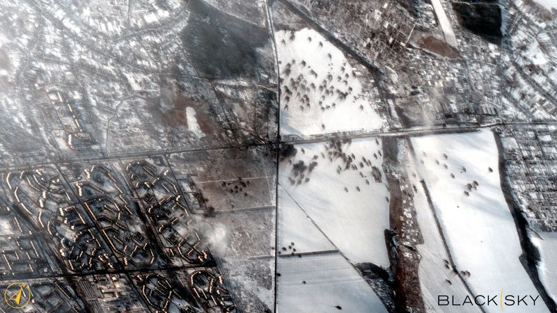 &copy; Reuters. صورة بالقمر الصناعي توضح آثار القصف في حقول مفتوحة بطول شارع سوبورنا في ضواحي شمال شرق خاركيف يوم 26 فبراير شباط 2022. صورة لرويترز من طرف ثالث. 