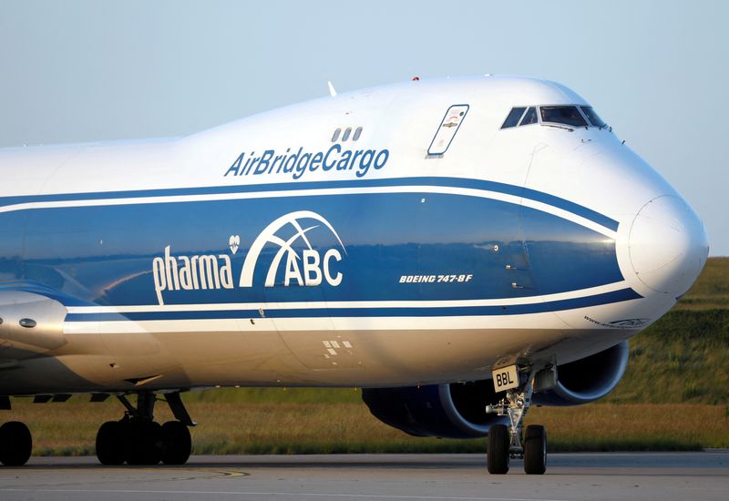 &copy; Reuters. FOTO DE ARCHIVO: Un Boeing 747-87U de AirBridgeCargo Airlines llega al aeropuerto de París Charles de Gaulle en Roissy-en-France con 21 millones de mascarillas durante el brote de la enfermedad del coronavirus (COVID-19) en Francia el 25 de mayo de 2020.