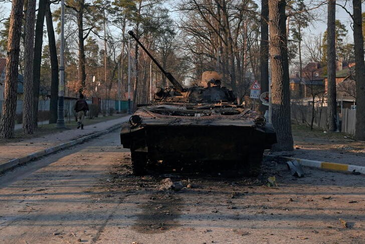 &copy; Reuters. A charred armoured vehicle is seen on a street, as Russia's invasion of Ukraine continues, in the town of Bucha in the Kyiv region, Ukraine February 28, 2022. REUTERS/Maksim Levin