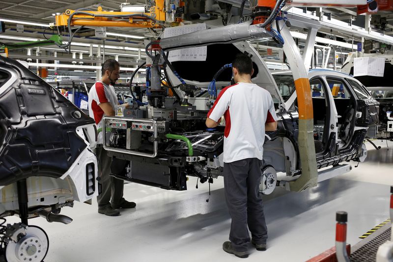 &copy; Reuters. Trabajadores de la fábrica de SEAT montan un coche en Martorell, cerca de Barcelona, España, 5 de diciembre, 2014. REUTERS/Gustau Nacarino