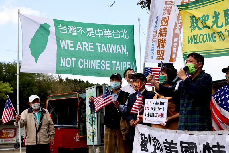 &copy; Reuters. Activistas a favor de la independencia de Taiwán en torno al aeropuerto para dar la bienvenida a los antiguos altos cargos estadounidenses que llegan a Taipéi, Taiwán, 1 de marzo de 2022. REUTERS/Ann Wang