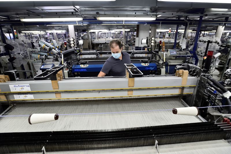 &copy; Reuters. Foto de archivo de un trabajador en una fábrica textil en Valdilana, cerca de Biella, en el norte de Italia. 
Oct 8, 2020. REUTERS/Flavio Lo Scalzo