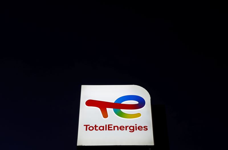 &copy; Reuters. TotalEnergies ne développera pas de nouveaux projets en Russie et continue d'évaluer les conséquences des sanctions occidentales prises à la suite de l'offensive russe contre l'Ukraine, déclare mardi dans un communiqué le groupe énergétique franç