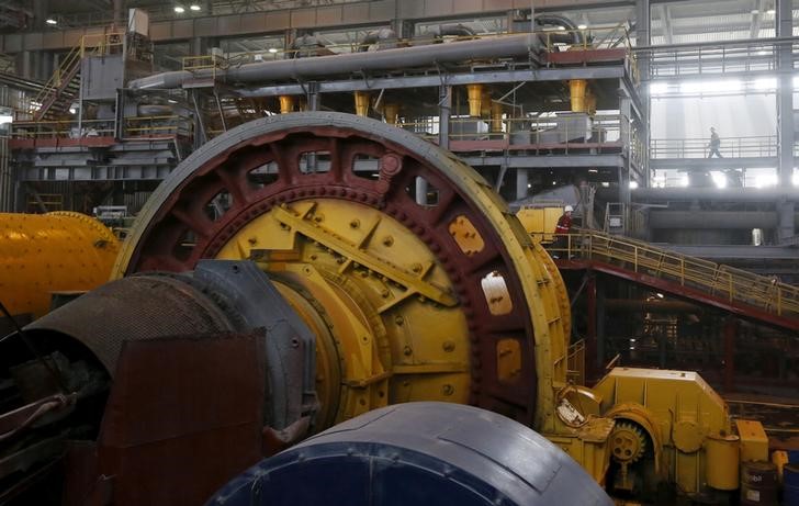 &copy; Reuters. Employees walk near rotating crusher equipment inside a gold procession plant at the Olimpiada gold operation, owned by Polyus Gold International company, in Krasnoyarsk region, Eastern Siberia, Russia, June 30, 2015.   REUTERS/Ilya Naymushin/File Photo