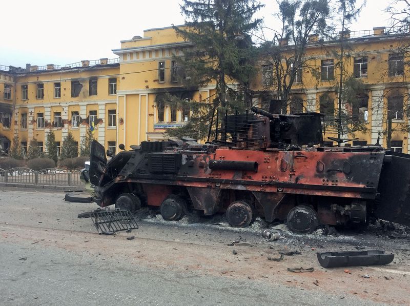 &copy; Reuters. Un véhicule blindé de transport de troupes ukrainien détruit est vu devant une école, qui, selon les habitants, était en feu après un bombardement à Kharkiv, en Ukraine, alors que l'invasion du pays par la Russie se poursuit. Mardi. une colonne de 