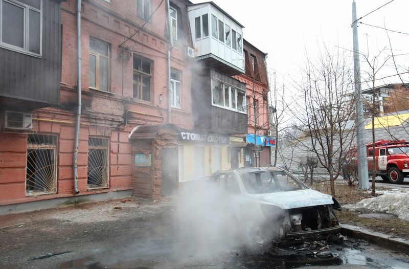 &copy; Reuters. Une voiture brûlée dans une rue de Kharkiv, en Ukraine. Mardi, un conseiller du président ukrainien Volodimir Zelenski a accusé la Russie de bombarder intentionnellement les villes en Ukraine, notamment les quartiers résidentiels et les infrastructur