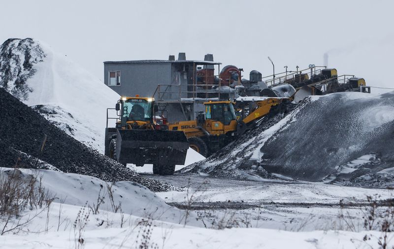 &copy; Reuters. FILE PHOTO: A view shows operations at Razrez Inskoy coal enterprise near the town of Gramoteino in the Kemerovo region, Russia November 28, 2021. REUTERS/Maxim Shemetov