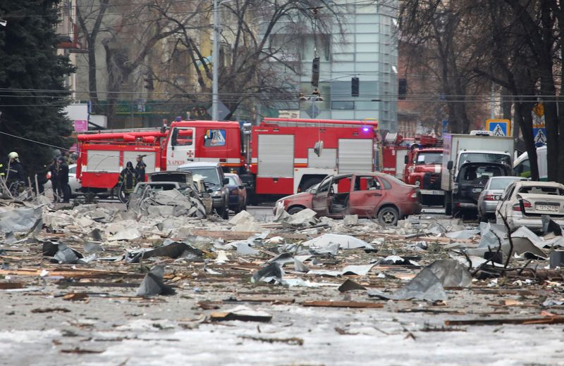 &copy; Reuters. منظر يوضح منطقة بالقرب من مبنى الإدارة الإقليمية التي يقول مسؤلو المدينة إنها تعرضت لهجوم صاروخي في وسط خاركيف يوم الثلاثاء. تصوير: فياتشيس