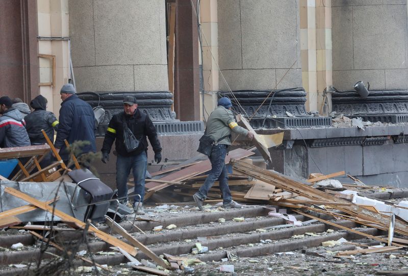 © Reuters. أشخاص يرفعون الحطام خارج مبنى الإدارة الإقليمية التي يقول مسؤولو المدينة إنها تعرض لهجوم صاروخي في وسط خاركيف يوم الثلاثاء. تصوير: فياتشيسلاف ماديفسكي - رويترز
