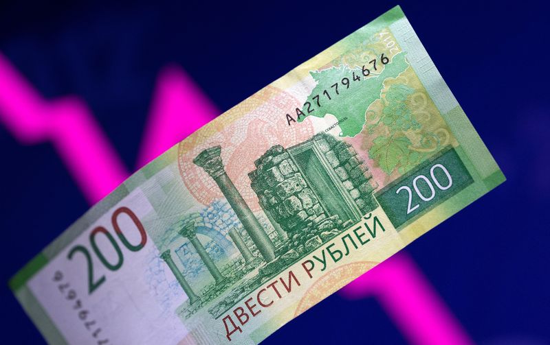 © Reuters. A Russian rouble banknote is seen in front of a descending stock graph in this illustration taken March 1, 2022. REUTERS/Dado Ruvic/Illustration
