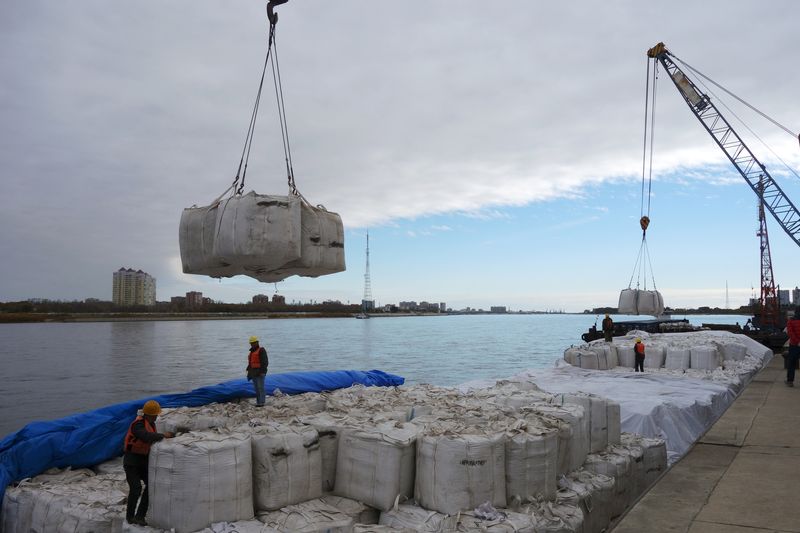 &copy; Reuters. FILE PHOTO: Workers stand near a crane unloading sacks of imported soybeans from Russia at Heihe port in Heilongjiang province, China October 10, 2018. REUTERS/Stringer