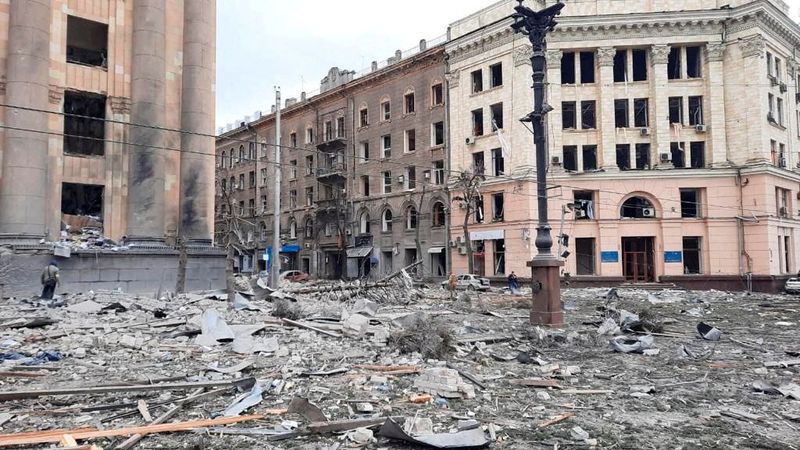 &copy; Reuters. منظر يوضح منطقة بالقرب من مبنى بالإدارة الإقليمية الذي تعرض للضرب بصاروخ طبقا لما قاله مسؤولو المدينة في خاركيف في صورة نشرتها هيئة الطوارئ