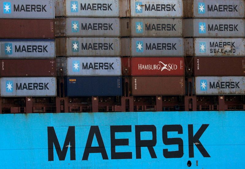 © Reuters. FOTO DE ARCHIVO: Contenedores de transporte en un buque de Maersk en el Canal de Suez a la altura de Ismailía, Egipto, el 7 de julio de 2021. REUTERS/Amr Abdallah Dalsh