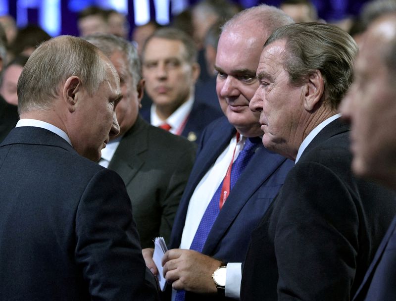 &copy; Reuters. FILE PHOTO: Russian President Vladimir Putin and former German Chancellor Gerhard Schroeder, chairman of the shareholders’ committee at Nord Stream AG, attend the Energy Week International Forum in Moscow, Russia October 2, 2019. Sputnik/Alexei Nikolsky