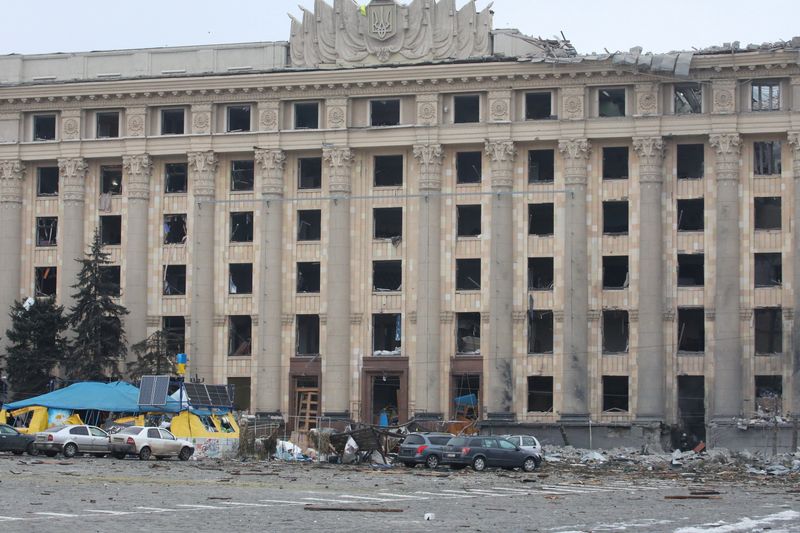 &copy; Reuters. منظر يوضح مبنى الإدارة الإقليمية الذي تعرض لهجوم صاروخي طبقا لما قاله مسؤولو المدينة في وسط خاركيف يوم الثلاثاء. تصوير: فياتشيسلاف ماديفسكي