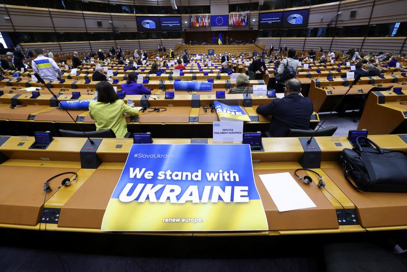 &copy; Reuters. Une pancarte en soutient à l'Ukraine est placée sur un bureau lors d'une session spéciale du Parlement européen à Bruxelles au seujet de l'invasion russe de l'Ukraine. Les députés européens vont qualifier la Russie d'"Etat voyou", presser les Ving