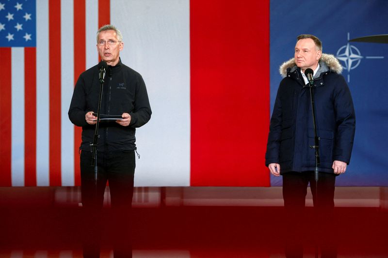 © Reuters. الأمين العام لحلف شمال الأطلسي ينس ستولتنبرج و الرئيس البولندي أندريه دودا خلال مؤتمر صحفي في لاسك يوم الثلاثاء. صورة لرويترز. 